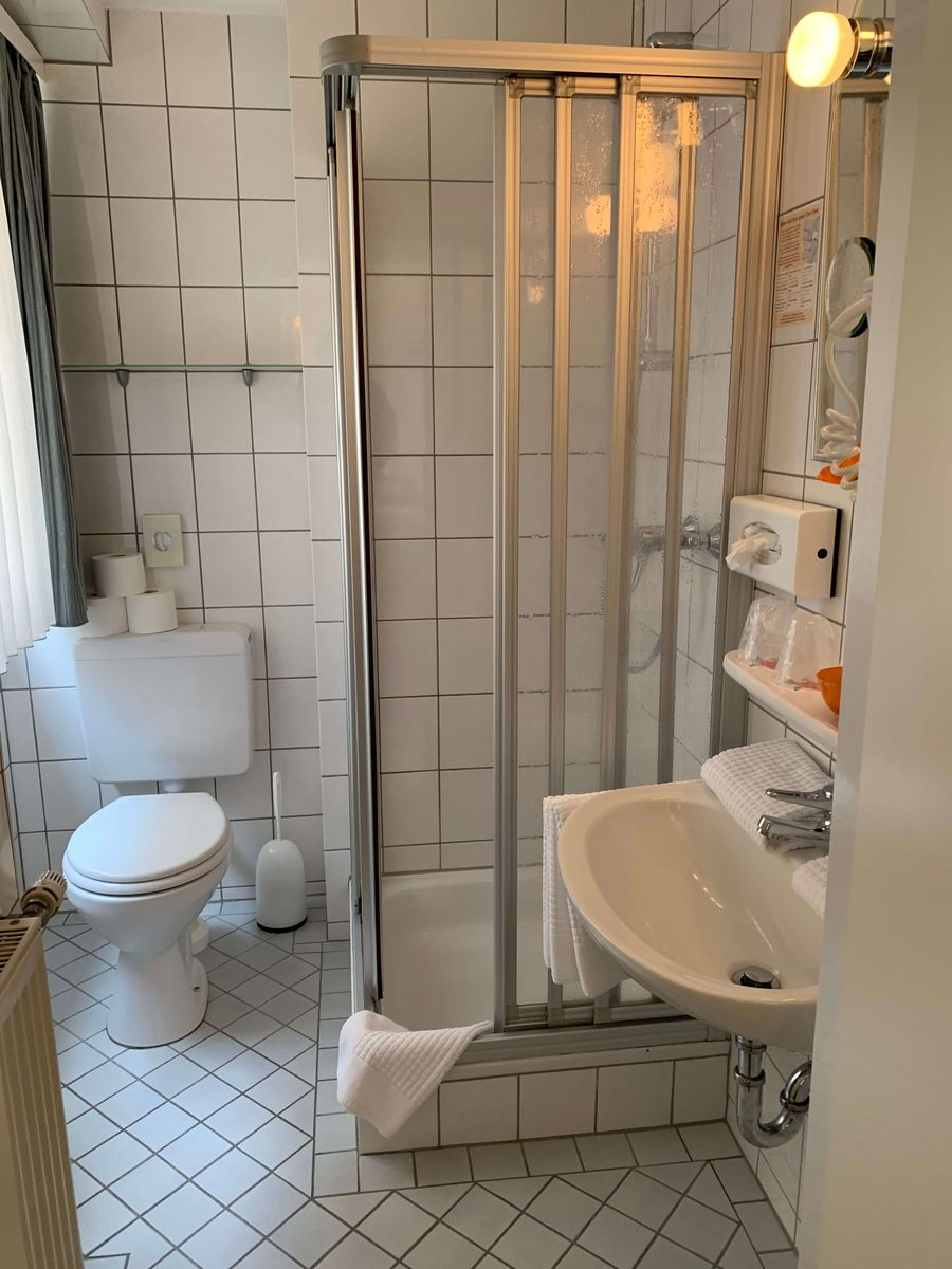 Badezimmer mit Dusche und WC