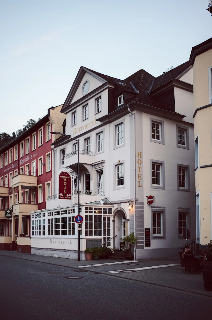 Fassade des Rheinhotels an der Heerstraße in St. Goar
