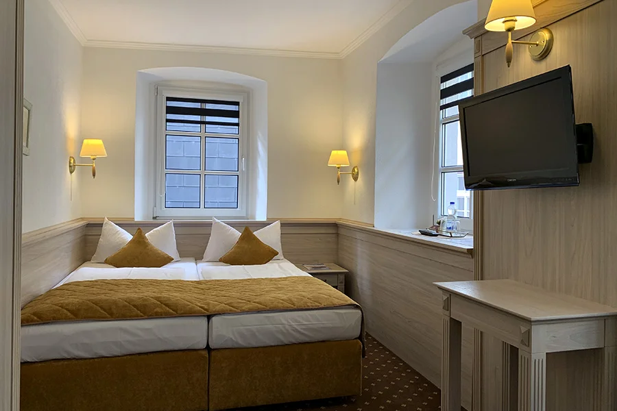 Bett und Fenster zur Gasse