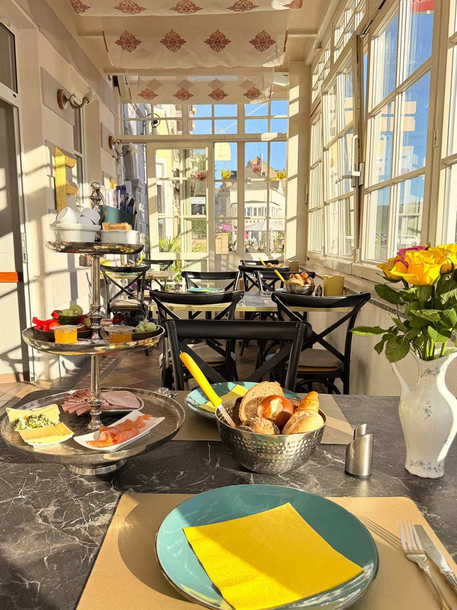 Gedeckter Frühstückstisch auf der sonnigen Terrasse des Rheinhotels