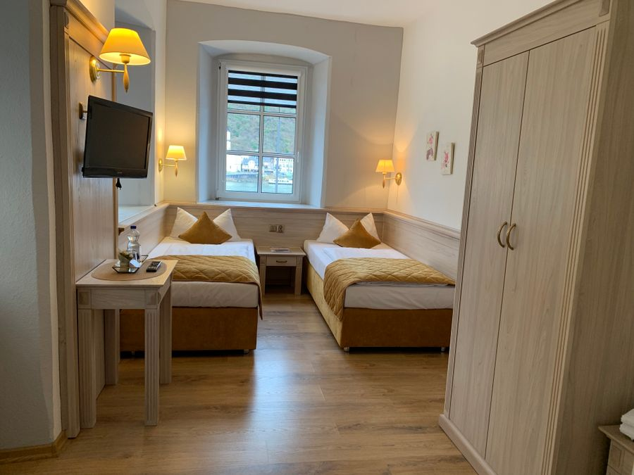 Zimmer mit Schrank und TV