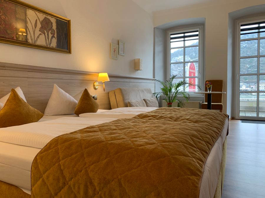 Bett mit Blick zum Balkon