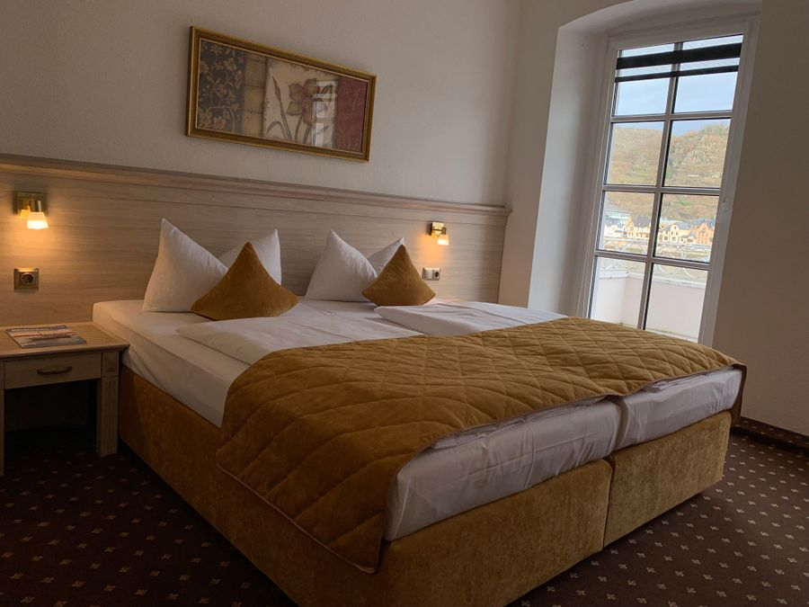 Bett mit Blick zum Fenster