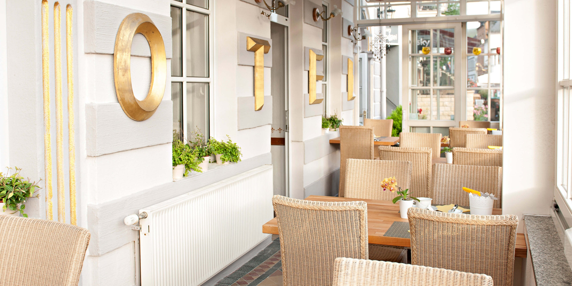 Lobby mit Blick auf die Terrasse