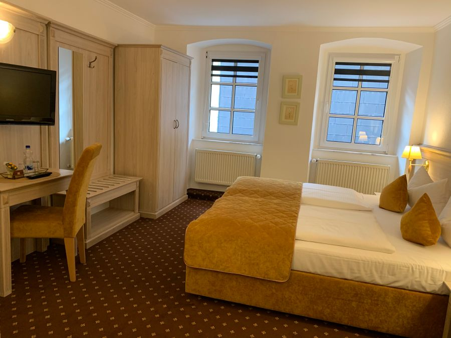 Zimmer mit Schreibtisch