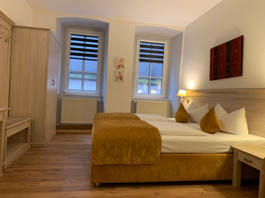 Zimmer mit Fenstern zum Hinterhof